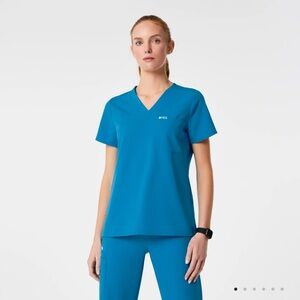 FIGS Women's Extreme Blue Scrub Top (M)